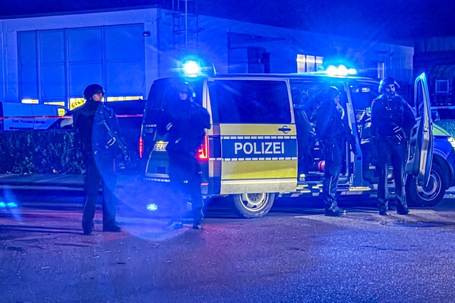 Polizisten sind bei einer Maschinenbaufirma im Einsatz.  | Foto: Fabian Koss/onw-images/dpa