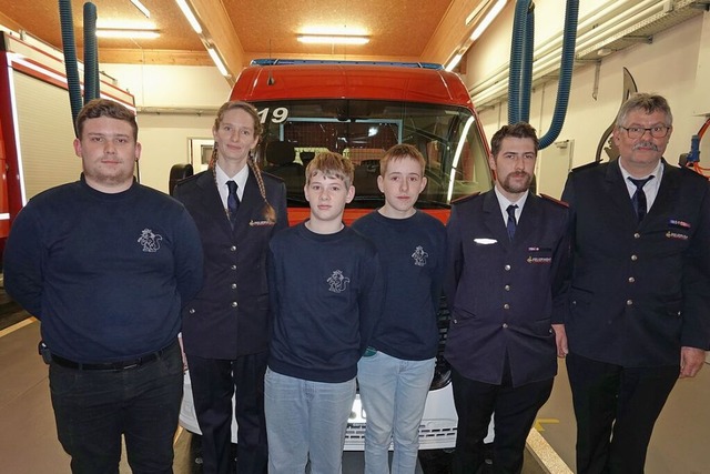 Das neue Team der Jugendfeuerwehr Grw...mit dem Gesamtkommandant Thomas Mutter  | Foto: Hans-Jrgen Sackmann