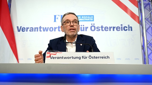 FP&Ouml;-Chef Herbert Kickl stellt der... Bedingungen vor einer Zusammenarbeit.  | Foto: Helmut Fohringer/APA/dpa