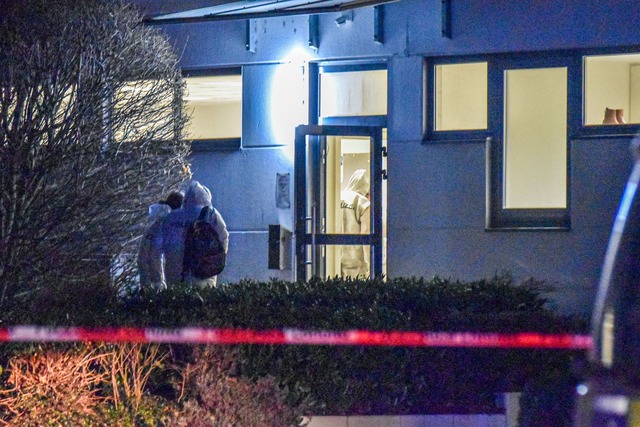 Polizisten in Schutzanz&uuml;gen sind bei einer Maschinenbaufirma im Einsatz.  | Foto: Fabian Koss/onw-images/dpa