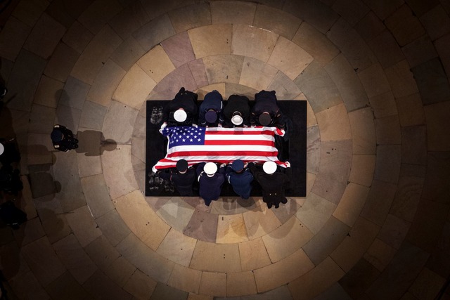 Der mit einer Flagge bedeckte Sarg des... liegt in der Rotunde des US-Kapitols.  | Foto: Andrew Harnik/Pool Getty Images North America/AP/dpa