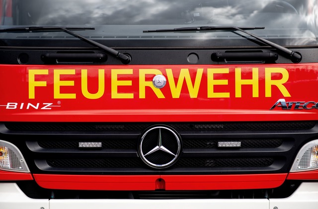 Die Feuerwehr rettete mehrere Menschen aus dem Haus. (Symbolbild)  | Foto: Hauke-Christian Dittrich/dpa