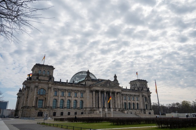 Wolken ziehen auf - viele Brgerinnen ...gen der bevorstehenden Bundestagswahl.  | Foto: Christophe Gateau (dpa)