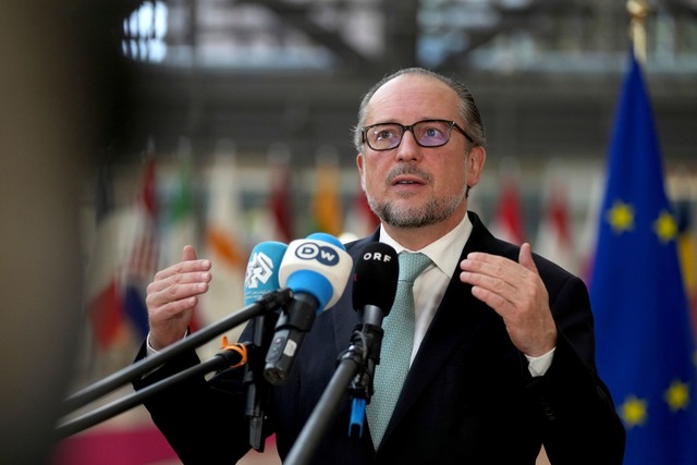 Au&szlig;enminister Alexander Schallen...gsweise auch als Bundeskanzler dienen.  | Foto: Virginia Mayo/AP/dpa