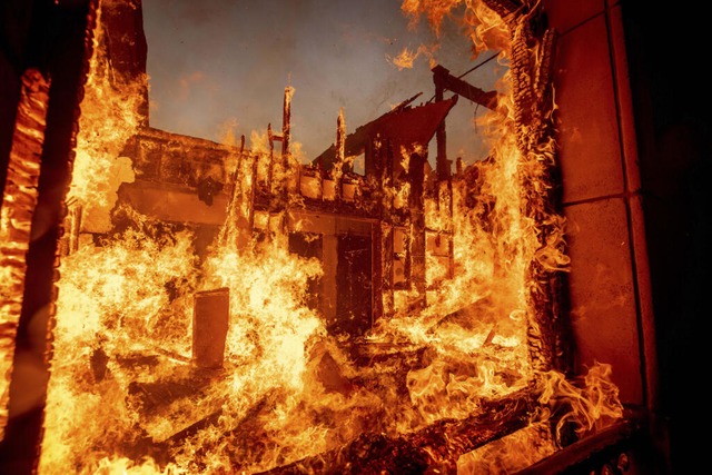 Das Palisades-Feuer brennt ein Wohnhaus im Stadtteil Pacific Palisades nieder.  | Foto: Ethan Swope (dpa)