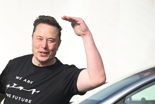 Kauft Elon Musk den FC Liverpool? Die ...besch&auml;ftigt Gro&szlig;britannien.  | Foto: Sebastian Gollnow/dpa