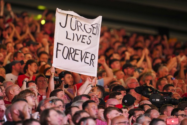 J&uuml;rgen Klopp wird von den Fans in Liverpool verehrt.  | Foto: Jon Super/AP