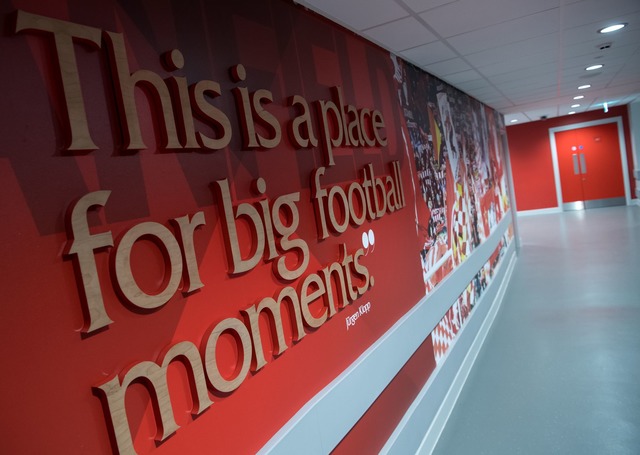 Der FC Liverpool ist einer der wenigen...it Millionen Fans auf der ganzen Welt.  | Foto: Sven Hoppe/dpa