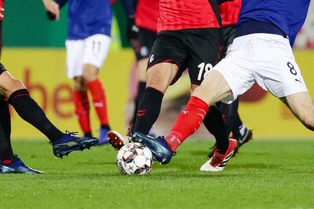 Zum ersten Mal in der Bundesliga triff...l 2018, in dem die Kieler 2:1 siegten.  | Foto: Frank Molter (dpa)