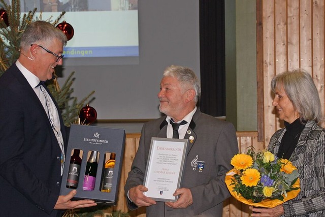 Otmar Binder erhielt von Brgermeister...nde Forchheim, rechts Christa Binder.   | Foto: Christiane Franz