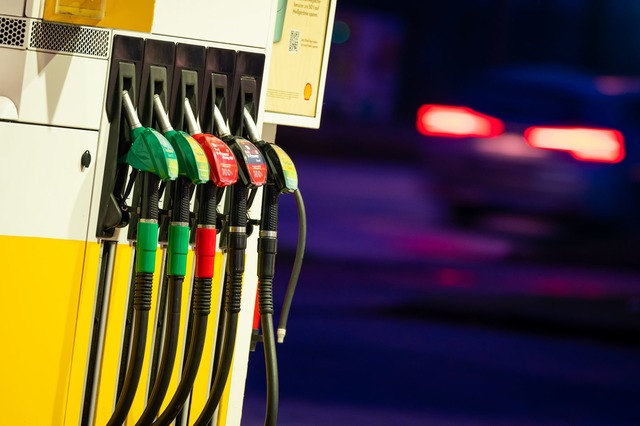 An der Tankstelle zahlen die Kunden gu... Cent mehr als Ende 2024. (Symbolbild)  | Foto: Jonas Walzberg/dpa