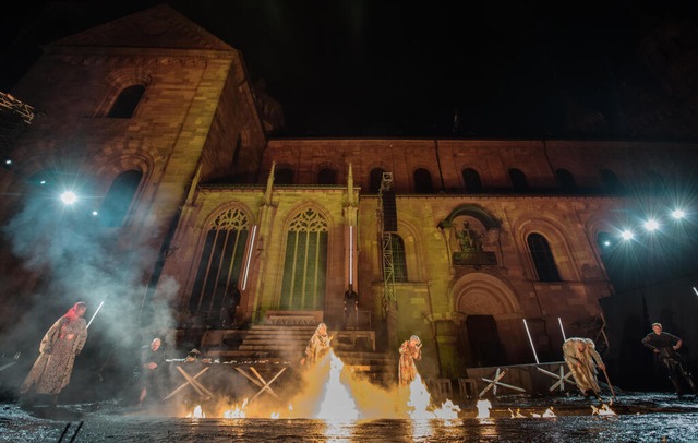 Der Wormser Dom als Fantasy-Kulisse? P...on der Nibelungen-Festspiele von 2018.  | Foto: Andreas Arnold (dpa)