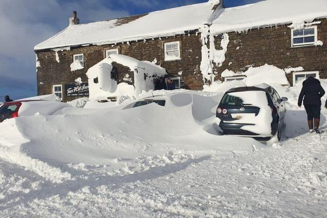 Eingeschneit im Pub: Es gibt noch Bier auf dem Berg