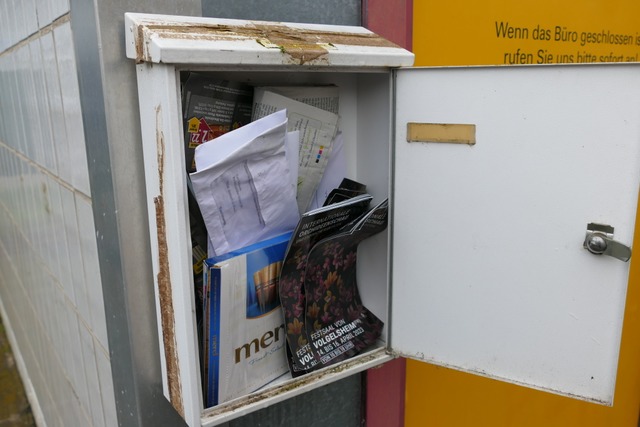 Alte Briefe, Zeitungen und sogar eine ...tel Merci stecken noch im Briefkasten.  | Foto: Sophia Ungerland