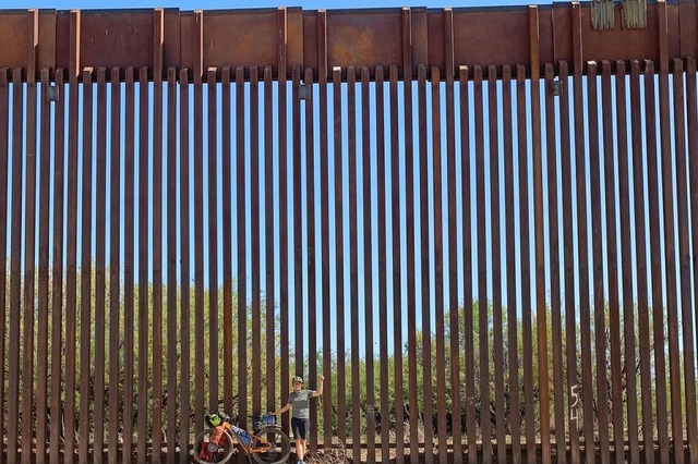 Start am mchtigen Grenzzaun zwischen den USA und Mexiko  | Foto: Katrin Schumacher