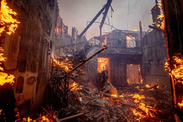 Ein brennendes Wohnhaus im Stadtteil P...isades von Los Angeles. (Foto aktuell)  | Foto: Ethan Swope/FR171736 AP/dpa