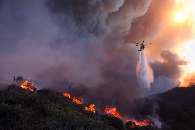 L&ouml;scharbeiten aus der Luft sind w...inde kaum m&ouml;glich. (Foto aktuell)  | Foto: Etienne Laurent/AP/dpa