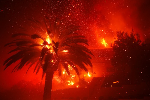 Die US-Westk&uuml;stenmetropole ist f&...l;ten dort die Flammen. (Foto aktuell)  | Foto: Etienne Laurent/AP/dpa