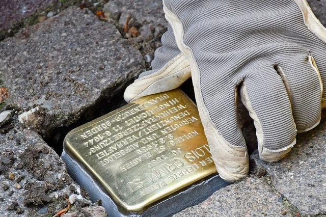 An zwei Terminen wurden 2023 in St. Blasien insgesamt elf Stolpersteine verlegt.  | Foto: Tanja Bury