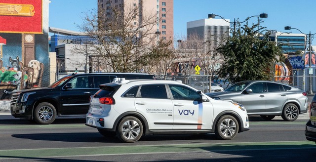 Vay Technology bringt Mietwagen ohne Fahrer im Auto zu den Kunden.  | Foto: Andrej Sokolow/dpa