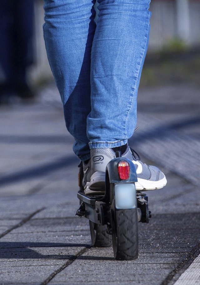 E-Scooter sind in der Marktstrae  verboten (Symbolbild).  | Foto: Jens Bttner (dpa)