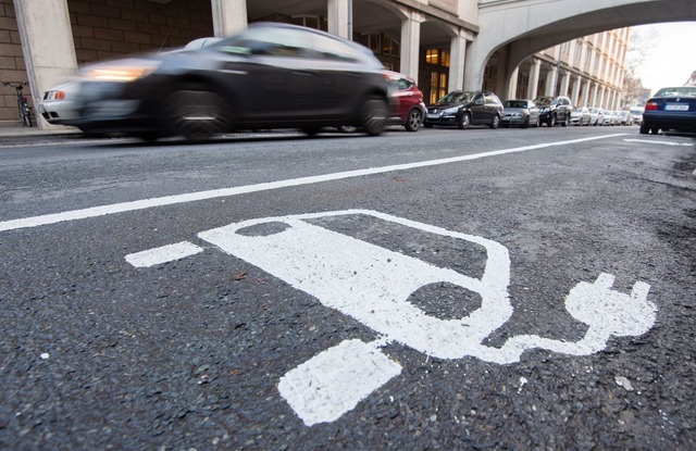 Einige E-Autobauer haben deutlich Marktanteile verloren.  | Foto: Julian Stratenschulte/dpa