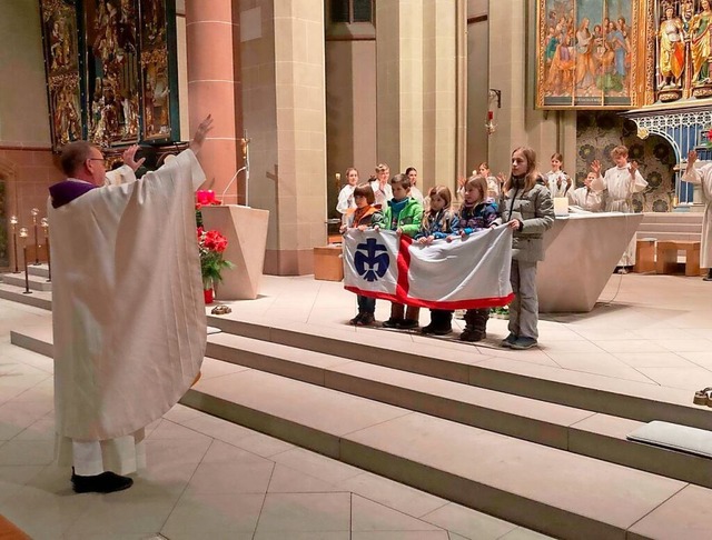 Das Banner der Pfadfindersiedlung Frid...ustadt wurde im Gottesdienst gesegnet.  | Foto: Privat