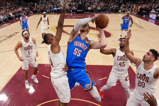 Isaiah Hartenstein (M.) machte ein starkes Spiel.  | Foto: Sue Ogrocki/AP/dpa