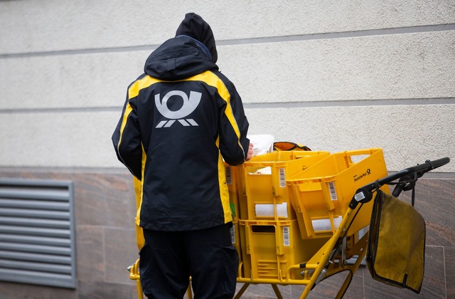 Ein Brieftr&auml;ger der Deutschen Post verteilt Postsendungen (Symbolbild).  | Foto: Thomas Banneyer/dpa