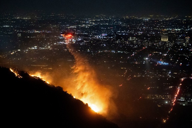 Tausende Einsatzkr&auml;fte k&auml;mpf...ommt auch aus der Luft. (Foto aktuell)  | Foto: Ethan Swope/AP/dpa