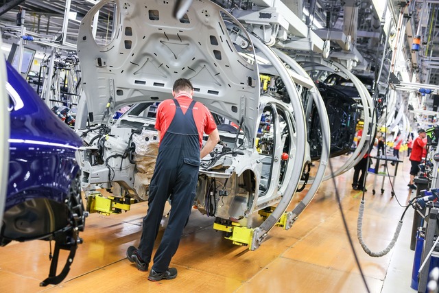 Der deutschen Autoindustrie fehlt es l...n denken &uuml;ber Personalabbau nach.  | Foto: Jan Woitas/dpa