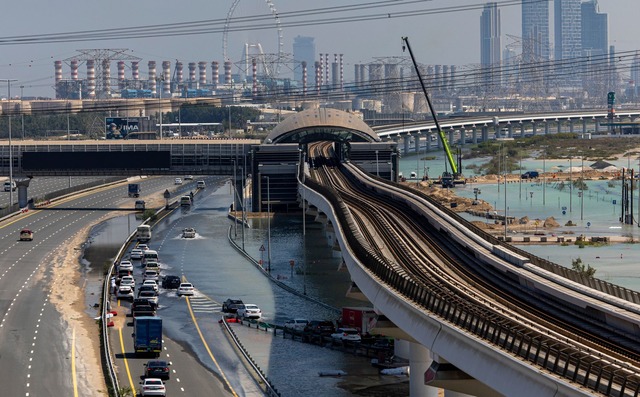 &Uuml;berschwemmungen in Dubai im verg...eignisse bisher quasi unbekannt waren.  | Foto: Christopher Pike/AP/dpa