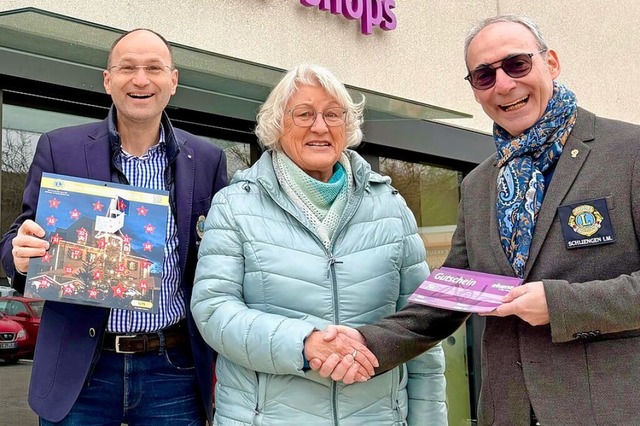 Ursula Dehler bei der bergabe mit Bernd Rassmann  und Rolf Folk vom Lions-Club  | Foto: Lions Club Schliengen