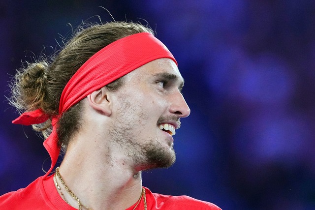 Alexander Zverev geht mit guter Laune in die Australian Open.  | Foto: Vincent Thian/AP/dpa