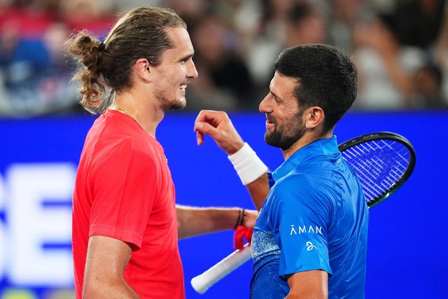 Alexander Zverev (l) und Novak Djokovi...n Open in einem Showmatch aufeinander.  | Foto: Vincent Thian/AP/dpa