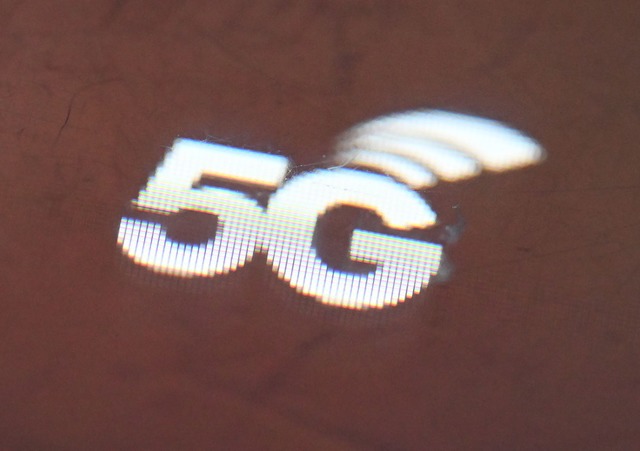 Auf dem Bildschirm eines mobilen Route...heint das Logo des Mobilfunknetzes 5G.  | Foto: Bernd Wei&szlig;brod/dpa