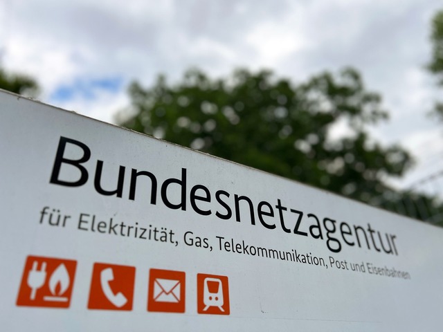 Ein Schild mit der Aufschrift "Bundesn...stsitzes der Regulierungsbeh&ouml;rde.  | Foto: Wolf von Dewitz/dpa