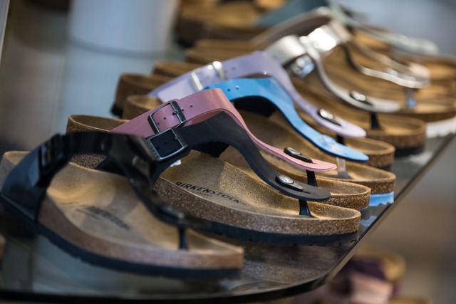 Das Unternehmen k&auml;mpft um Urheber...seine Sandalen-Klassiker. (Archivbild)  | Foto: Sebastian Christoph Gollnow/dpa