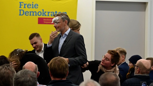 Der FDP-Vorsitzende Christian Lindner wurde mit Schaum beworfen.  | Foto: Stefan Sauer/dpa