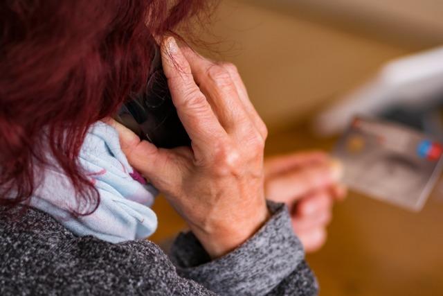 Polizei Freiburg warnt vor neuer Betrugsmasche am Telefon – Unbekannte zocken Seniorin ab