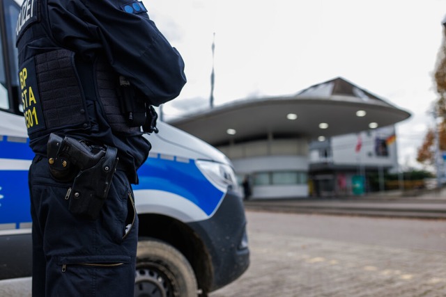 Am Grenzbergang in Weil am Rhein ist ...23 wieder mehr Bundespolizei zu sehen.  | Foto: Philipp von Ditfurth (dpa)