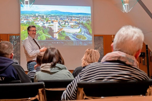 Brgermeister Jens Fondy-Langela und M...agefilms  bei einer Vorabprsentation.  | Foto: Volker Mnch