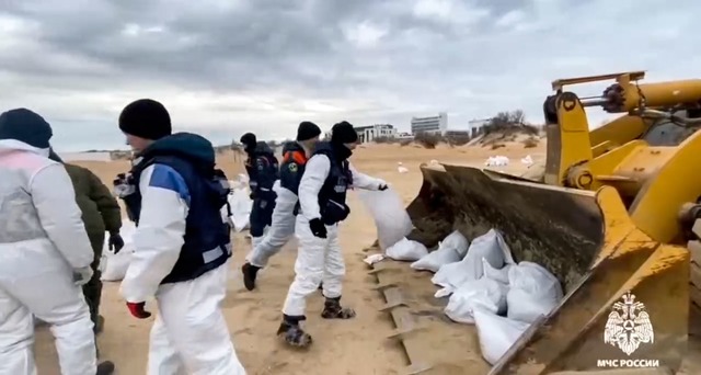 Immer noch sind Tausende Freiwillige m...l;sten gesp&uuml;lt wird. (Archvibild)  | Foto: Uncredited/Russian Emergency Ministry Press/AP/dpa