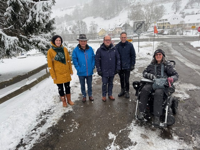 Diese Kreuzung soll barrierefrei werde...n links) machen sich ein Bild vor Ort.  | Foto: Wahlkreisbro Hagmann