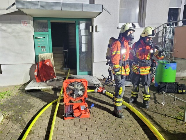 Trupps unter Atemschutz drangen in das Gebude vor.  | Foto: Feuerwehr Haltingen