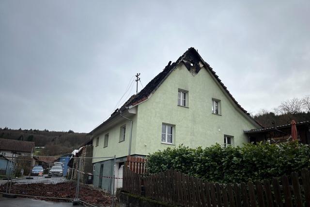 Sachverstndiger begutachtet Brandruine in Kandern-Feuerbach