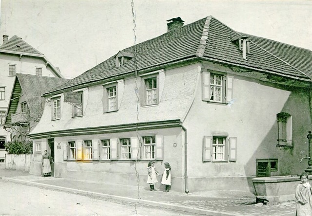 Das Sorg-Wohnhaus, die sptere &#8222;...; um 1900, vorne rechts Agathe Hermann  | Foto: Roland Weis