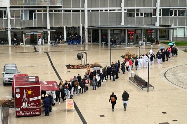 Benefizaktion vor der Uni-Kinderklinik: Die Lange Rote gab es gratis fr Patienten und Klinik-Beschftigte