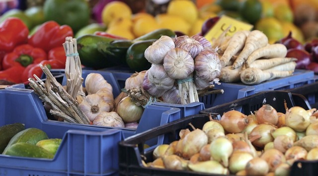 Frisches Gemse und Obst sind typische...ung will den Markt attraktiver machen.  | Foto: Jens Bttner (dpa)