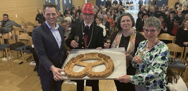 Von seinen Stellvertretern Johannes H...stehenden Bauvorhaben in der Gemeinde.  | Foto: Mario Schneberg